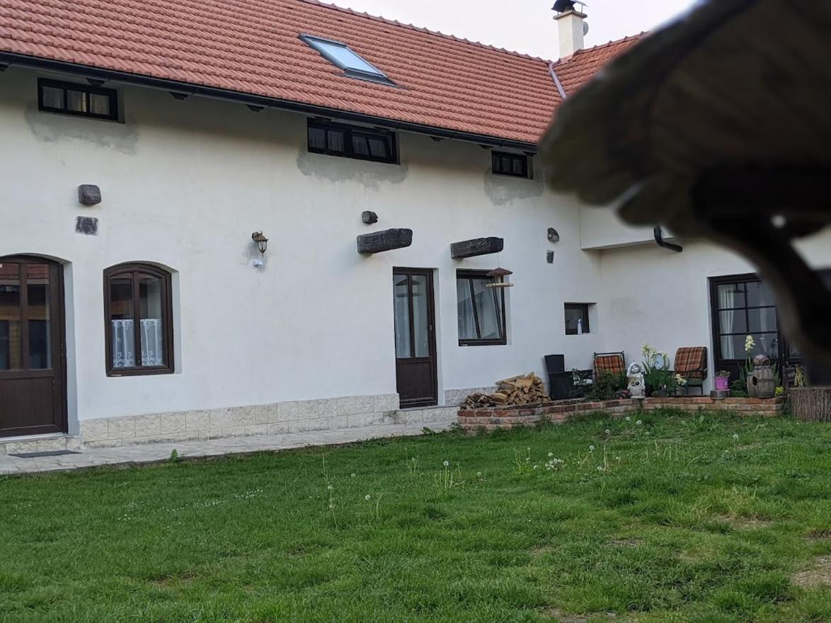 Chalupa U Rybnika Strehom Dolní Bousov Екстериор снимка